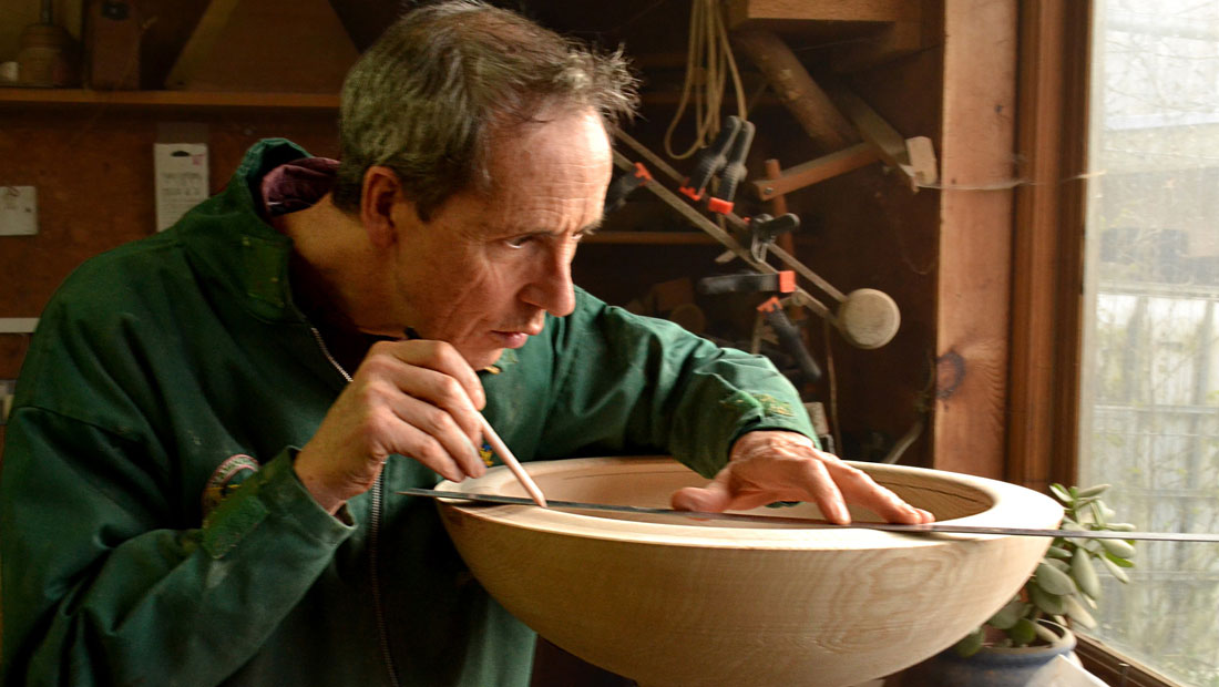 Tobias Kaye measuring a Soundgin Bowl. Image from souundingbowls.com